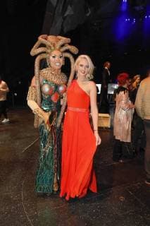 Paula Jackson, Sarah Knappik bei der LAMBERTZ-Fine Art-Kalenderpraesentation im Friedrichstadtpalast Berlin.