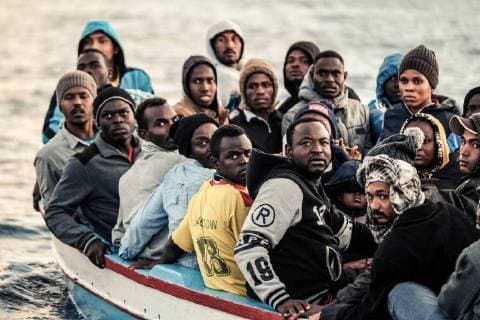 Unterwegs mit der Sea-Watch 3, Fluechtlingsboot (Flüchtlingsboot), Fluechtlinge (Flüchtlinge), Location: Westlich von Tripolis in Internationalen Gewaessern +++No Model Release+++ Mittwoch 22.11.2017, Mittelmeer