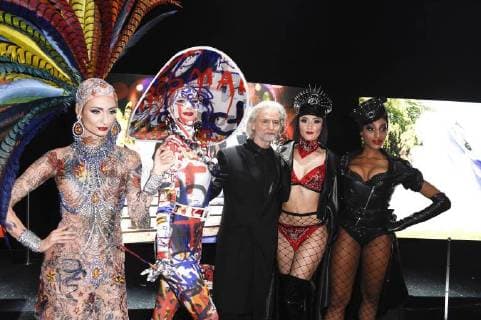 Hermann Bühlbecker und Mitglieder der The One Grand Show bei der Präsentation vom Lambertz Kalender 2018 im Friedrichstadt Palast. Berlin, 22.11.2017