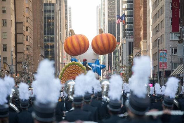 Bilder des Tages November 23, 2017 - New York, NY, USA - Floating Pumpkin Balloons, over sized Turkey Float and Marching Bands move down 6th Avenue in the 2018 Macy s Thanksgiving Day Parade. New York USA - ZUMAh16_ 20171123_zaf_h16_007 Copyright: xDanxHerrickx