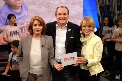 Bilder des Tages Senta Berger, Wolfram Kons und Uschi Glas beim RTL Spendenmarathon am 23.11.2017 in Koeln RTL Spendenmarathon 2017 in Koeln *** Senta Berger Wolfram Kons and Uschi Glas at RTL Spendenmarathon on 23 11 2017 in Koeln RTL Spendenmarathon 2017 in Koeln 
