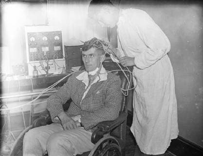 London Scientist Measures Brain Waves . Mr . William Grey Walter , a young Cambridge scientist at the Maida Vale Hospital , London , has devised an apparatus for measuring brain waves . He uses an ordinary radio set as an amplifier and records on an electrical amplifier and records on an electrical measuring apparatus the intensity of the brain waves . Metal plates are placed at chosen spots on the subject s skull and connected with the instrument . The experiment prooves that the thought process in human brain produces electrical emanations powerful enough to be visibly recorded . Normal thought gives off a fairly regular waves , but the waves die off during sleep . The research enables the relative intensity of thought processes in normal and abnormal persons to be measured . Photo shows : Mr . Grey Walter experimenting with his app  UnitedArchivesEU046413