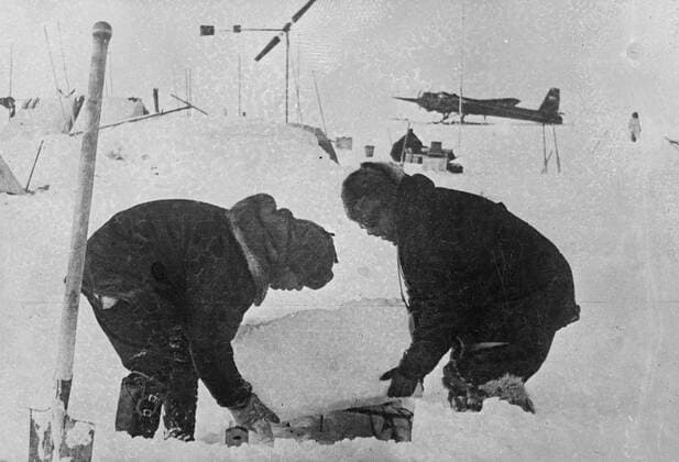 Members of the Soviet polar expedition taking the first water test from the Arctic Ocean. The Russian scientists are conquering the legendary land of ice and snow on top of the world that is still uncharted. They have settle down for a year s stay on an ice floe at the North Pole and are now making whether surveys. 9 July 1937, North Pole Copyright: Topfoto  UnitedArchivesEU050305