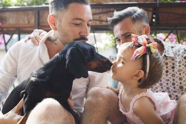 IMAGO Creative: Pride Month 2022, Engagement der Jugendlichen Gay couple with daughter and dog on balcony model released Symbolfoto property released  MRAF00224