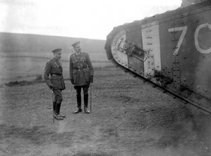 The King inspects tank training corps at Southern depot. Brigadier General Matthew Lannowe, who is in charge of the whole training centre explaining features of a tank to the King. 25 October 1918, London United Kingdom England Copyright: Topfoto  UnitedArchivesEU059190