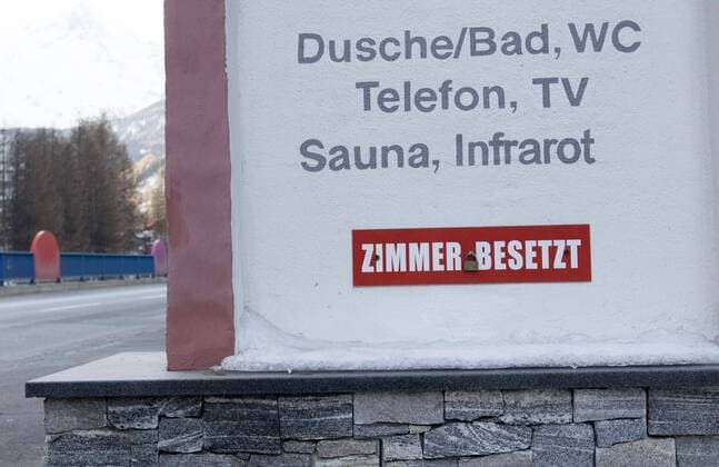 AUT, 2017-11-24; THEMENBILD FREMDENVERKEHR - NOCH VOR DER HAUPTSAISON SIND IN DER WINTERTOURISMUSHOCHBURG SOELDEN IM OETZTAL DIE FREMDENZIMMER BESETZT - SCHILDHINWEIS ;