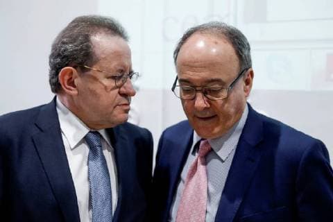 European Central Bank s Vice President, Vitor Constancio (L), and Spanish Central Bank s governor, Luis Maria Linde (R), attend the German Bernacer Prize awarding ceremony in Madrid, Spain, 24 November 2017. Portuguese economist and professor Ricardo Reis (unseen) won the award which is a recognition the work of young economists from European Union countries. Portuguese economist and professor Ricardo Reis wins German Bernancer Economy Award !ACHTUNG: NUR REDAKTIONELLE NUTZUNG!  Copyright: xEmilioxNaranjox GRAF358 20171124-636471384470061524