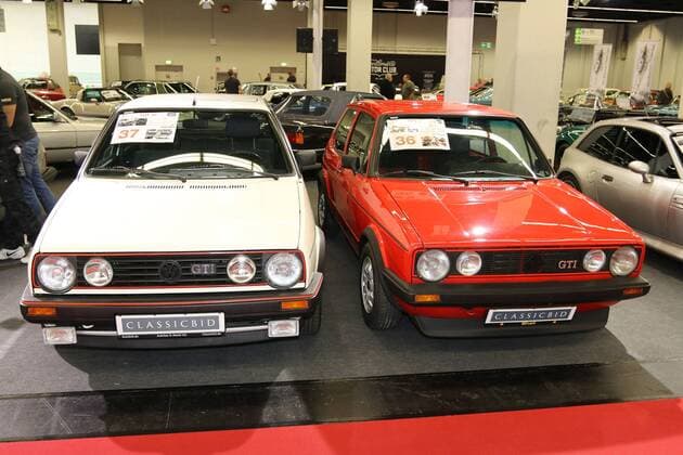 VW Golf I GTI (Baujahr 1981, rechts) und VW Golf II GTI (Baujahr 1986), Retro Classics Cologne (24. - 26.11.2017). KoelnMesse, Retro Messen, Oldtimer Oldtimermesse klassische Autos Autoausstellung, Köln (D).