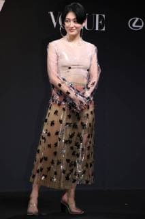 November 24, 2017, Tokyo, Japan - Japanese artist Kom I poses as she receives the trophy of Vogue Japan Women of the Year 2017 award in Tokyo on Friday, November 24, 2017.  (lwxa016152)