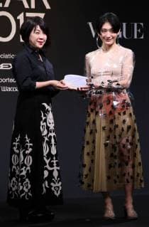 November 24, 2017, Tokyo, Japan - Japanese artist Kom I (R) receives the trophy of Vogue Japan Women of the Year 2017 award from Vogue Japan chief editor Mitsuko Watanabe in Tokyo on Friday, November 24, 2017.  (lwxa016154)