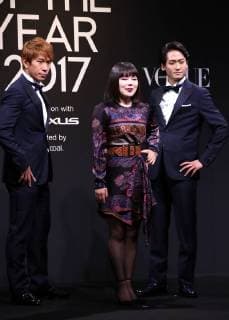 November 24, 2017, Tokyo, Japan - Japanese comedian Buruzon Chiemi (C) poses as she receives the trophy of Vogue Japan Women of the Year 2017 award in Tokyo on Friday, November 24, 2017.  (lwxa016161)