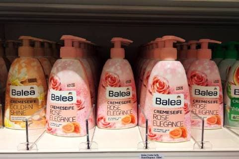 Die dm drogerie markt GmbH & Co. KG ist ein deutscher Drogeriekonzern. Mit 3349 Filialen und 56.537 Mitarbeitern ist dm der groesste Drogeriekonzern in Europa. Abbidlung: dm Handelsmarke Balea, insbesondere Seifen und Shampoo.