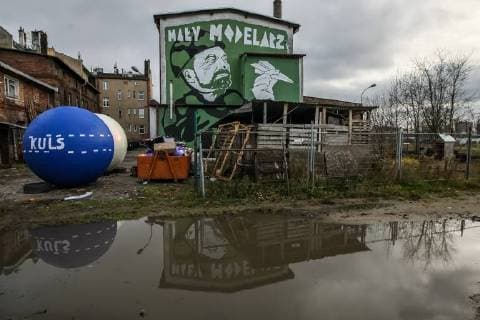 Mural depicting the portrait of a Minister of Defence Antoni Macierwicz with a paper plane in Hand and Little modeler inscription is seen on Gdansk, Poland on 26 November 2017 Mural made by artist Mariusz Waras refers to the indolence of the Minister of Defense Maciereiwcz in reforming the Polish Army, to the announced purchases of military equipment and the broken contract for the delivery of French multi-role helicopters. Gdansk, 26.11.2017 Mural Mariusza Warasa przedstawiajacy ministra Obrony Narodowej jako Malego Modelarza. Minister w wojskowym uniformie trzyma w reku papierowy model samolotu na gorze widnieje napis Maly Modelarz. fot. Michal Fludra Newspix.pl --- Newspix.pl FLUMI_26112017_18695