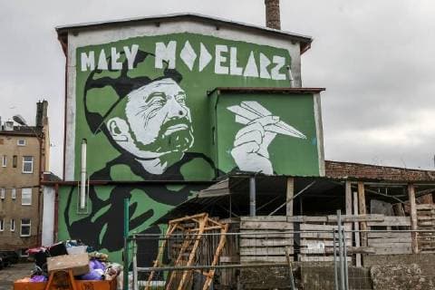 Mural depicting the portrait of a Minister of Defence Antoni Macierwicz with a paper plane in Hand and Little modeler inscription is seen on Gdansk, Poland on 26 November 2017 Mural made by artist Mariusz Waras refers to the indolence of the Minister of Defense Maciereiwcz in reforming the Polish Army, to the announced purchases of military equipment and the broken contract for the delivery of French multi-role helicopters. Gdansk, 26.11.2017 Mural Mariusza Warasa przedstawiajacy ministra Obrony Narodowej jako Malego Modelarza. Minister w wojskowym uniformie trzyma w reku papierowy model samolotu na gorze widnieje napis Maly Modelarz. fot. Michal Fludra Newspix.pl --- Newspix.pl FLUMI_26112017_18696