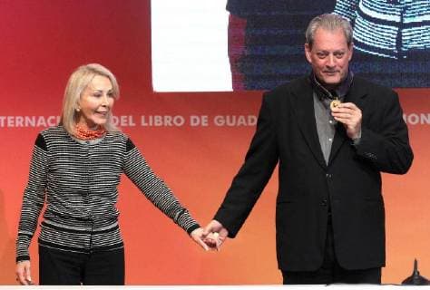 Bilder des Tages Silivia Lemus, widow of Carlos Fuentes, awards US writer Paul Auster (L) the Carlos Fuentes medal, during the second day of the International Book Fair (FIL) of Guadalajara in Jalisco, Mexico, 26 November 2017. International Book Fair of Guadalajara !ACHTUNG: NUR REDAKTIONELLE NUTZUNG!  Copyright: xUlisesxRuizxBasurtox JAL006 20171126-636473285678731453