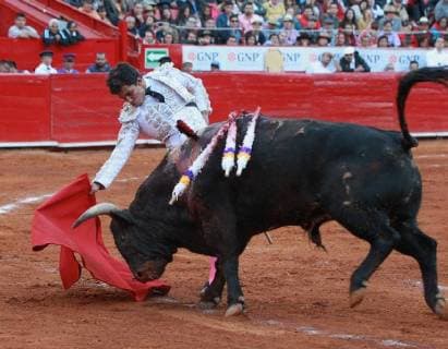 The Mexican bullfighter Leo Valadez deals with his first bull of the afternoon Arrogant of 477 Kg, during the second run of the Great Season 2017-2018, in Mexico City, Mexico, 26 November 2017. 2017-2018 Big Season of bulls, in Mexico !ACHTUNG: NUR REDAKTIONELLE NUTZUNG!  Copyright: xMarioxGuzmanx MEX02 20171127-636473561101276517