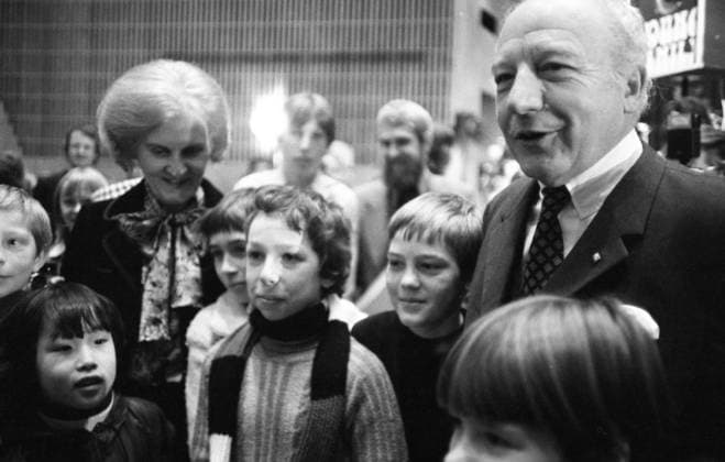JAhr des Kindes 1979 DEU, Deutschland, Bonn: Die zentrale Veranstaltung zum Uno-Jahr 1979 Fuer die Rechte der Kinder mit viel Bonner Prominenz am 12.01.1979 in Bonn. Walter Scheel, N.N., Antje Huber ( v.r.) DEU, Germany, Bonn: The central event for the Uno Year 1979 For the rights of the children with much Bonner prominence on 12.01.1979 in Bonn. NRW