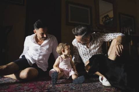 IMAGO Creative: Pride Month 2022, Engagement der Jugendlichen Happy gay couple with daughter and dog at home model released Symbolfoto property released  MRAF00226