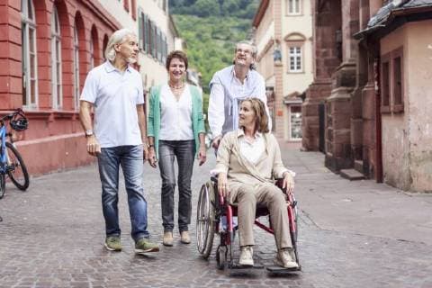 IMAGO Creative: Gesellschaft, Integration Germany, Heidelberg, senior friends with woman in wheelchair on city trip model released Symbolfoto  PNPF00003