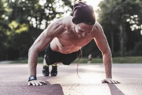 IMAGO Creative: Sport Start-Up Shirtless man exercing push ups on sport field model released Symbolfoto  UUF11764