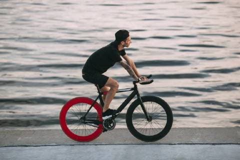 Young man riding fixie bike at the waterfront model released Symbolfoto  VPIF00195