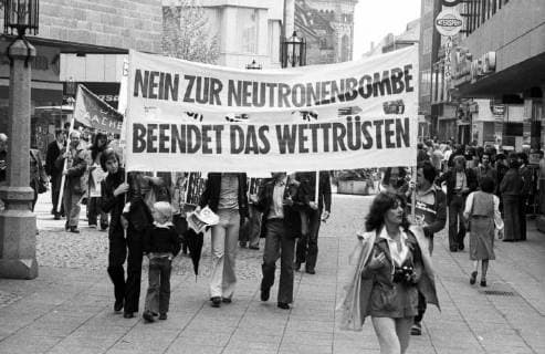 Friedensbewegung demonstriert fuer Abruestung 1978 DEU, Deutschland, Bonn: Zur Beendigung des Wettruestens rief die Friedensbewegung zur Demonstration am 20.05.1978 in Bonn auf. DEU, Germany, Bonn: End of the contest of the arms race , the peace movement called for a demonstration in Bonn on May 20, 1978. NRW