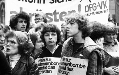 Friedensbewegung demonstriert fuer Abruestung 1978 DEU, Deutschland, Bonn: Zur Beendigung des Wettruestens rief die Friedensbewegung zur Demonstration am 20.05.1978 in Bonn auf. DEU, Germany, Bonn: End of the contest of the arms race , the peace movement called for a demonstration in Bonn on May 20, 1978. NRW