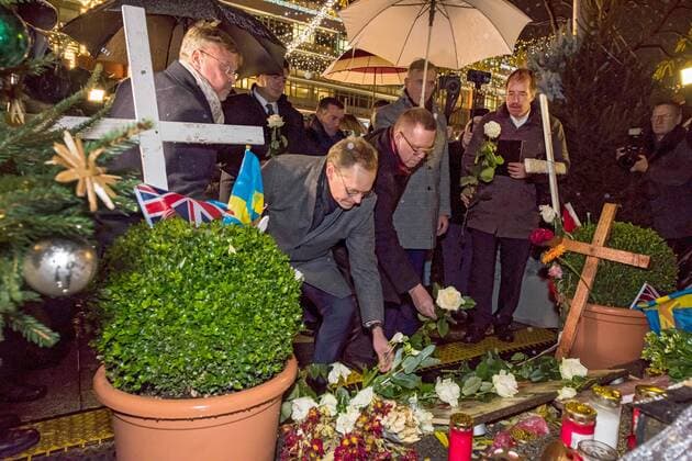 Knapp ein Jahr nach dem Terroranschlag am Breitscheidplatz ist am Montag (27.11.17) der Weihnachtsmarkt an der Berliner Kaiser-Wilhelm-Gedaechtniskirche wieder eroeffnet worden. Am Abend erfolgte die offizielle Eroeffnung im Kerzenschein mit Berlins Regierenden Buergermeister Michael Mueller (2.v.l.) und Innensenator Andreas Geisel (beide SPD), bei der an die Opfer des Anschlags vom 19. Dezember 2016 erinnert wurde. Rechts Pfarrer Martin Germer von der Gedaechtniskirche. Zum Schutz des Weihnachtsmarktes vor terroristischen Angriffen wurden Betonkloetze rund um das Marktgelaende aufgestellt. Zudem will die Polizei verstaerkte Praesenz zeigen und hat weitere, teils unsichtbare, Sicherheitsmassnahmen angekuendigt. Auch die Schausteller haben ein eigenes Sicherheitskonzept erarbeitet. (Siehe epd-Meldung vom 27.11.17) Weihnachtsmarkt am Berl Copyright: epd-bild ChristianxDitsch EDITORIAL USE ONLY