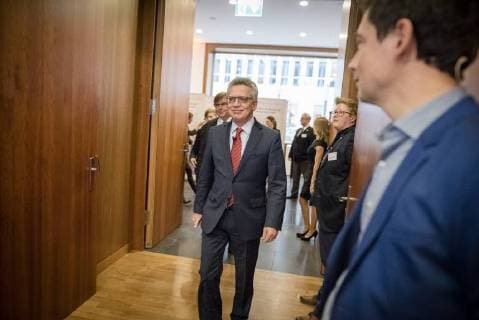 Helfende Hand 2017: Bundesinnenminister Thomas de Maiziere Bundesinnenminister Dr. Thomas de Maiziere verleiht in Berlin den Foerderpreis Helfende Hand 2017 . Mit diesem jaehrlich vergebenen Foerderpreis werden Ideen und Konzepte ausgezeichnet, die das Interesse der Menschen für ein ehrenamtliches Engagement im Bevoelkerungsschutz wecken.
