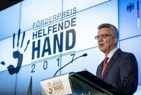 Helfende Hand 2017: Bundesinnenminister Thomas de Maiziere Bundesinnenminister Dr. Thomas de Maiziere verleiht in Berlin den Foerderpreis Helfende Hand 2017 . Mit diesem jaehrlich vergebenen Foerderpreis werden Ideen und Konzepte ausgezeichnet, die das Interesse der Menschen für ein ehrenamtliches Engagement im Bevoelkerungsschutz wecken.