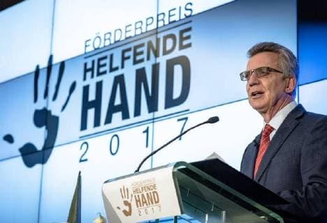 Helfende Hand 2017: Bundesinnenminister Thomas de Maiziere Bundesinnenminister Dr. Thomas de Maiziere verleiht in Berlin den Foerderpreis Helfende Hand 2017 . Mit diesem jaehrlich vergebenen Foerderpreis werden Ideen und Konzepte ausgezeichnet, die das Interesse der Menschen für ein ehrenamtliches Engagement im Bevoelkerungsschutz wecken.