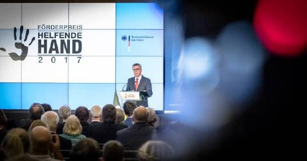Helfende Hand 2017: Bundesinnenminister Thomas de Maiziere Bundesinnenminister Dr. Thomas de Maiziere verleiht in Berlin den Foerderpreis Helfende Hand 2017 . Mit diesem jaehrlich vergebenen Foerderpreis werden Ideen und Konzepte ausgezeichnet, die das Interesse der Menschen für ein ehrenamtliches Engagement im Bevoelkerungsschutz wecken.