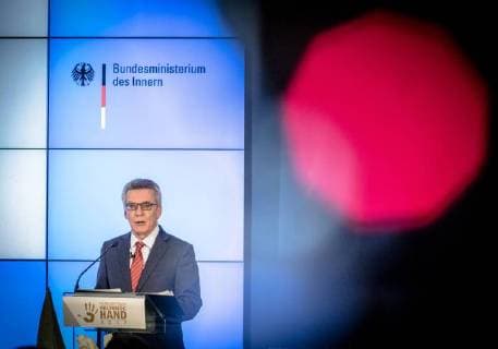 Helfende Hand 2017: Bundesinnenminister Thomas de Maiziere Bundesinnenminister Dr. Thomas de Maiziere verleiht in Berlin den Foerderpreis Helfende Hand 2017 . Mit diesem jaehrlich vergebenen Foerderpreis werden Ideen und Konzepte ausgezeichnet, die das Interesse der Menschen für ein ehrenamtliches Engagement im Bevoelkerungsschutz wecken.