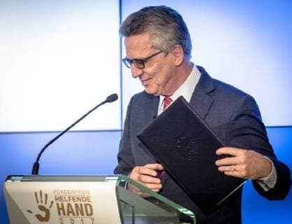 Helfende Hand 2017: Bundesinnenminister Thomas de Maiziere Bundesinnenminister Dr. Thomas de Maiziere verleiht in Berlin den Foerderpreis Helfende Hand 2017 . Mit diesem jaehrlich vergebenen Foerderpreis werden Ideen und Konzepte ausgezeichnet, die das Interesse der Menschen für ein ehrenamtliches Engagement im Bevoelkerungsschutz wecken.