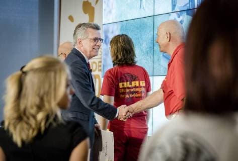 Helfende Hand 2017: Bundesinnenminister Thomas de Maiziere Bundesinnenminister Dr. Thomas de Maiziere verleiht in Berlin den Foerderpreis Helfende Hand 2017 . Mit diesem jaehrlich vergebenen Foerderpreis werden Ideen und Konzepte ausgezeichnet, die das Interesse der Menschen für ein ehrenamtliches Engagement im Bevoelkerungsschutz wecken.
