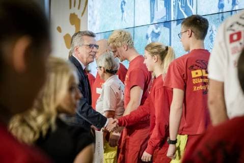 Helfende Hand 2017: Bundesinnenminister Thomas de Maiziere Bundesinnenminister Dr. Thomas de Maiziere verleiht in Berlin den Foerderpreis Helfende Hand 2017 . Mit diesem jaehrlich vergebenen Foerderpreis werden Ideen und Konzepte ausgezeichnet, die das Interesse der Menschen für ein ehrenamtliches Engagement im Bevoelkerungsschutz wecken.