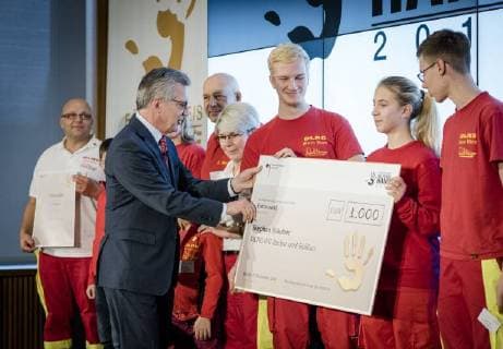 Helfende Hand 2017: Bundesinnenminister Thomas de Maiziere Bundesinnenminister Dr. Thomas de Maiziere verleiht in Berlin den Foerderpreis Helfende Hand 2017 . Mit diesem jaehrlich vergebenen Foerderpreis werden Ideen und Konzepte ausgezeichnet, die das Interesse der Menschen für ein ehrenamtliches Engagement im Bevoelkerungsschutz wecken.