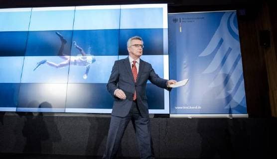 Helfende Hand 2017: Bundesinnenminister Thomas de Maiziere Bundesinnenminister Dr. Thomas de Maiziere verleiht in Berlin den Foerderpreis Helfende Hand 2017 . Mit diesem jaehrlich vergebenen Foerderpreis werden Ideen und Konzepte ausgezeichnet, die das Interesse der Menschen für ein ehrenamtliches Engagement im Bevoelkerungsschutz wecken.