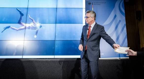 Helfende Hand 2017: Bundesinnenminister Thomas de Maiziere Bundesinnenminister Dr. Thomas de Maiziere verleiht in Berlin den Foerderpreis Helfende Hand 2017 . Mit diesem jaehrlich vergebenen Foerderpreis werden Ideen und Konzepte ausgezeichnet, die das Interesse der Menschen für ein ehrenamtliches Engagement im Bevoelkerungsschutz wecken.