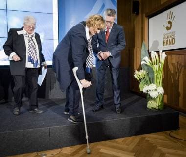 Helfende Hand 2017: Bundesinnenminister Thomas de Maiziere Bundesinnenminister Dr. Thomas de Maiziere verleiht in Berlin den Foerderpreis Helfende Hand 2017 . Mit diesem jaehrlich vergebenen Foerderpreis werden Ideen und Konzepte ausgezeichnet, die das Interesse der Menschen für ein ehrenamtliches Engagement im Bevoelkerungsschutz wecken.