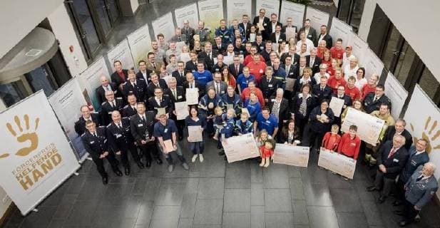 Helfende Hand 2017: Bundesinnenminister Thomas de Maiziere Bundesinnenminister Dr. Thomas de Maiziere verleiht in Berlin den Foerderpreis Helfende Hand 2017 . Mit diesem jaehrlich vergebenen Foerderpreis werden Ideen und Konzepte ausgezeichnet, die das Interesse der Menschen für ein ehrenamtliches Engagement im Bevoelkerungsschutz wecken.