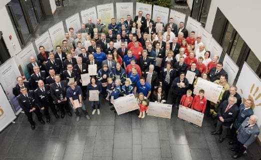 Helfende Hand 2017: Bundesinnenminister Thomas de Maiziere Bundesinnenminister Dr. Thomas de Maiziere verleiht in Berlin den Foerderpreis Helfende Hand 2017 . Mit diesem jaehrlich vergebenen Foerderpreis werden Ideen und Konzepte ausgezeichnet, die das Interesse der Menschen für ein ehrenamtliches Engagement im Bevoelkerungsschutz wecken.