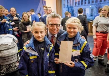 Helfende Hand 2017: Bundesinnenminister Thomas de Maiziere Bundesinnenminister Dr. Thomas de Maiziere verleiht in Berlin den Foerderpreis Helfende Hand 2017 . Mit diesem jaehrlich vergebenen Foerderpreis werden Ideen und Konzepte ausgezeichnet, die das Interesse der Menschen für ein ehrenamtliches Engagement im Bevoelkerungsschutz wecken.
