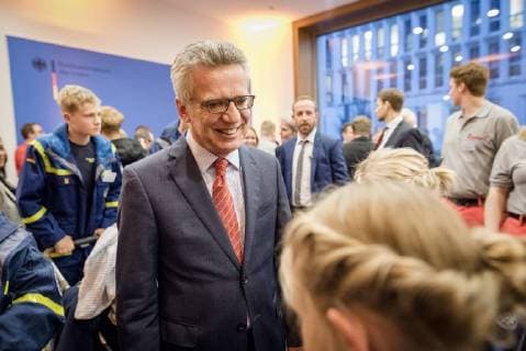 Helfende Hand 2017: Bundesinnenminister Thomas de Maiziere Bundesinnenminister Dr. Thomas de Maiziere verleiht in Berlin den Foerderpreis Helfende Hand 2017 . Mit diesem jaehrlich vergebenen Foerderpreis werden Ideen und Konzepte ausgezeichnet, die das Interesse der Menschen für ein ehrenamtliches Engagement im Bevoelkerungsschutz wecken.