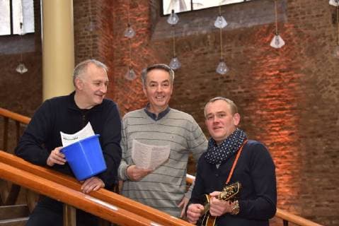 der Erfinder der Mitsinginitiative Georg Hinz, l-r, der Chorleiter Michael Kokott, und der Kölner Brauchtumsmusiker Jörg Paul Weber posieren am 28.11.2017 in Köln bei der Pressekonferenz zu loss mer singe (lass uns singen) Mitsingkonzert im Kölner Gürzenich.
