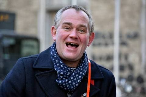 Der Kölner Brauchtumsmusiker Jörg Paul Weber posiert am 28.11.2017 in Köln bei der Pressekonferenz zu loss mer singe (lass uns singen) Mitsingkonzert im Kölner Gürzenich.