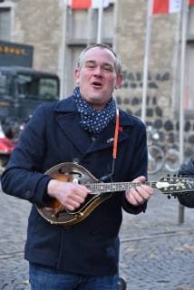 Der Kölner Brauchtumsmusiker Jörg Paul Weber posiert am 28.11.2017 in Köln bei der Pressekonferenz zu loss mer singe (lass uns singen) Mitsingkonzert im Kölner Gürzenich.