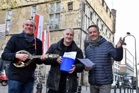 Der Kölner Brauchtumsmusiker Jörg Paul Weber, l-r, der Erfinder der Mitsinginitiative Georg Hinz und der Chorleiter Michael Kokott posieren am 28.11.2017 in Köln bei der Pressekonferenz zu loss mer singe (lass uns singen) Mitsingkonzert im Kölner Gürzenich.