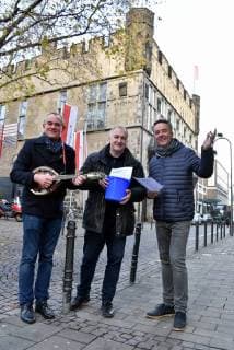 Der Kölner Brauchtumsmusiker Jörg Paul Weber, l-r, der Erfinder der Mitsinginitiative Georg Hinz und der Chorleiter Michael Kokott posieren am 28.11.2017 in Köln bei der Pressekonferenz zu loss mer singe (lass uns singen) Mitsingkonzert im Kölner Gürzenich.