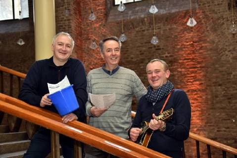 der Erfinder der Mitsinginitiative Georg Hinz, l-r, der Chorleiter Michael Kokott, und der Kölner Brauchtumsmusiker Jörg Paul Weber posieren am 28.11.2017 in Köln bei der Pressekonferenz zu loss mer singe (lass uns singen) Mitsingkonzert im Kölner Gürzenich.